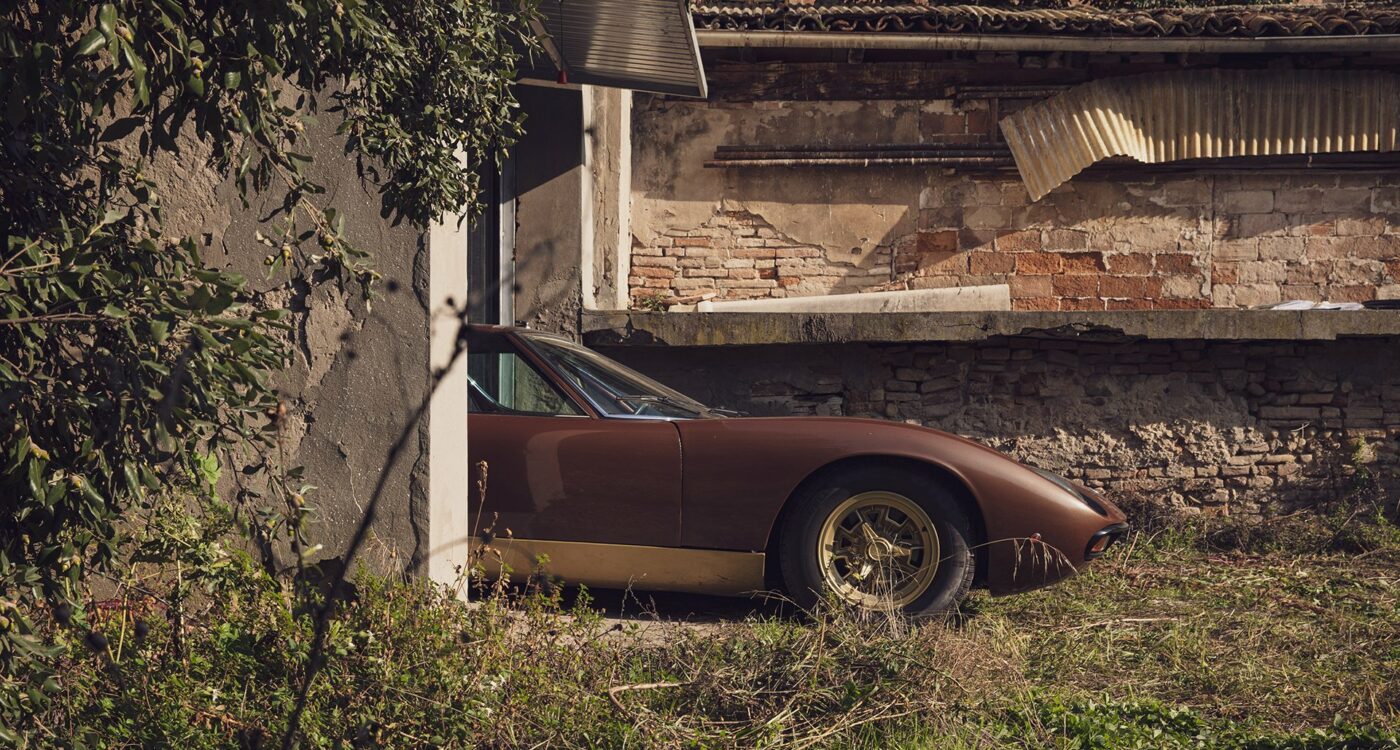Au descoperit un Lamborghini Miura SV, după aproape 40 de ani, într-un garaj.  Cum arată bolidul după atâtea decenii în care a fost abandonat de proprietar: costă 2.500.000 de euro