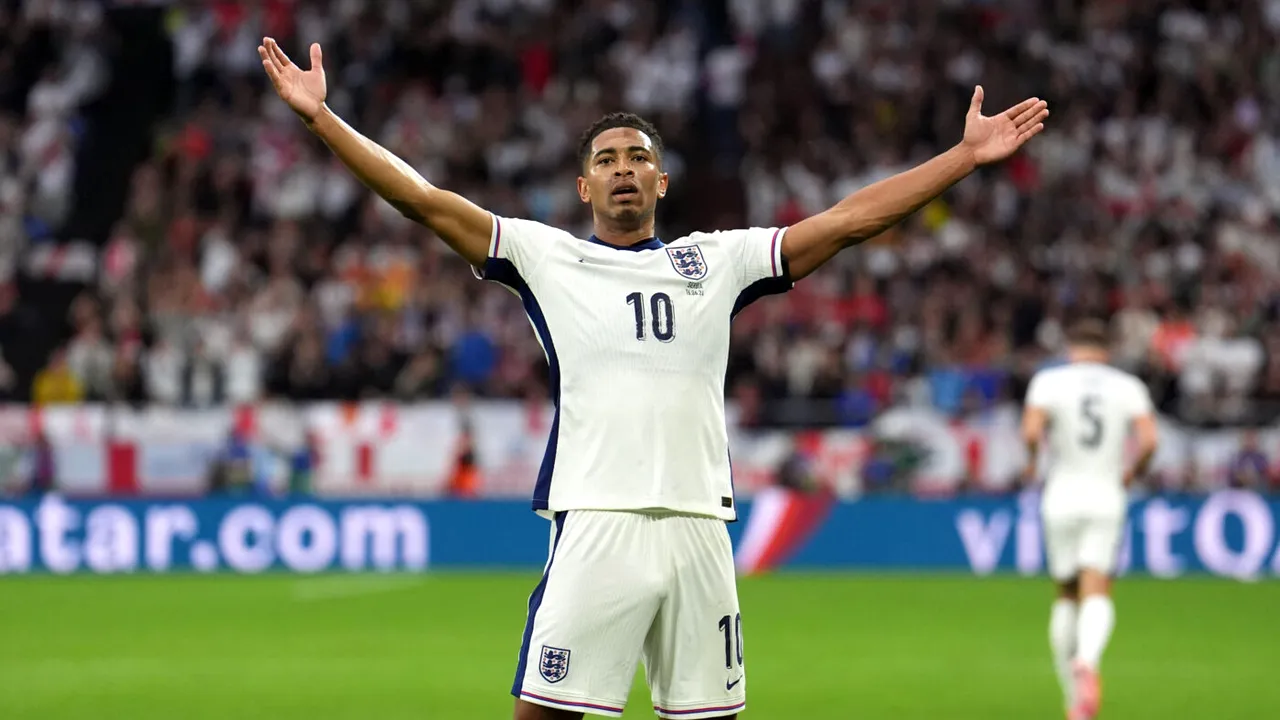 Camerele TV au înregistrat discuția dintre Jude Bellingham și tridentul Mbappe – Vinicius – Rodrygo, de la pauza meciului Mallorca – Real Madrid. Englezul, exasperat de cât trebuie să alerge, le-a cerut vedetelor madrilene, pe un ton răspicat: „Faceți asta, altfel e foarte greu!”