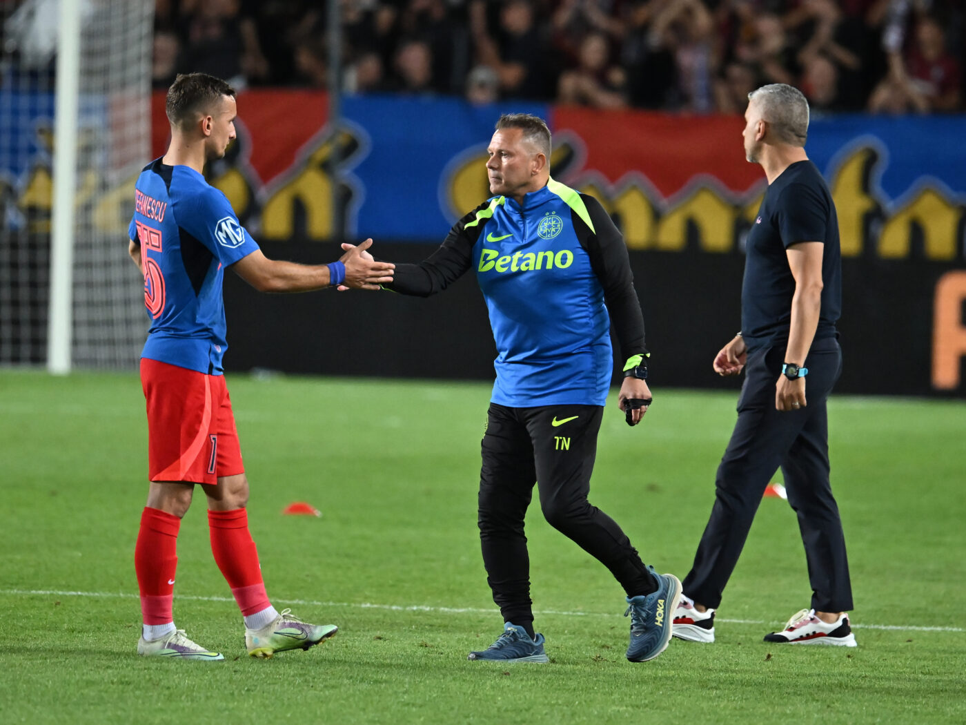 Ce nu s-a văzut la TV în FCSB – Sparta Praga 2-3. Preparatorul Thomas Neubert a văzut cartonașul roșu, după fluierul de final al partidei, pentru că s-a dus peste arbitrul Krogh, iar fotbalistul campioanei României a sărit și el la centralul danez