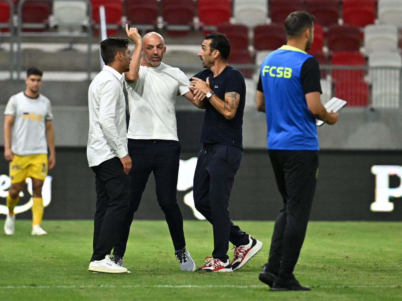 Ce nu s-a văzut la TV în Maccabi Tel-Aviv – FCSB 0-1. Au sărit la bătaie pe teren, la final