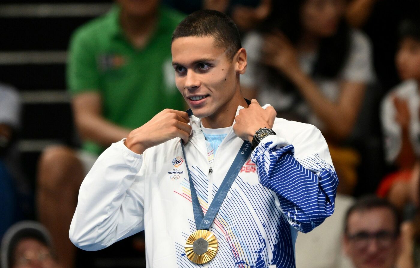 Ce s-a întâmplat la nici o săptămână distanță după ce David Popovici a primit două mașini de la Ion Țiriac, în valoare de 100.000 de euro! Campionul olimpic a fost fotografiat în Sinaia, la volan, dar magnatul nu va fi foarte încântat când va vedea ce a decis tânărul