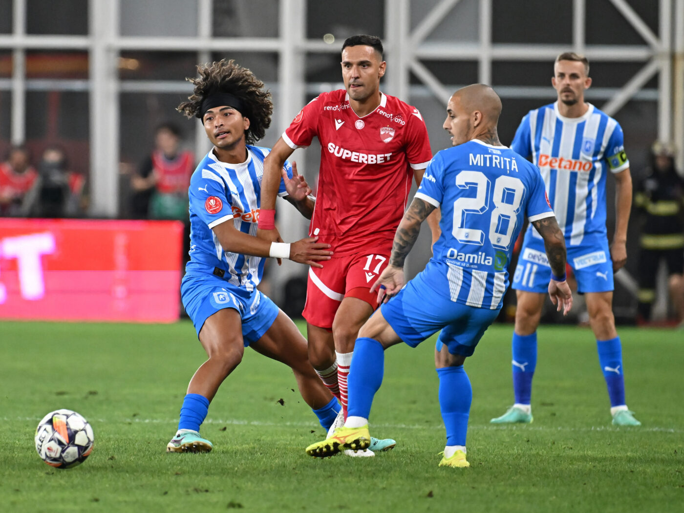 Cel mai urât jucător al oltenilor de către fanii alb-roşilor, în Dinamo Bucureşti – Universitatea Craiova, nu a fost Alex Mitriță. Ce a pățit un fotbalist al lui Costel Gâlcă pe stadionul Arcul de Triumf