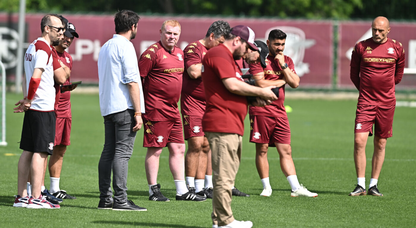 Continuă „curățenia” în lotul Rapidului, la ordinul lui Neil Lennon: mijlocașul s-a despărțit de giuleșteni!