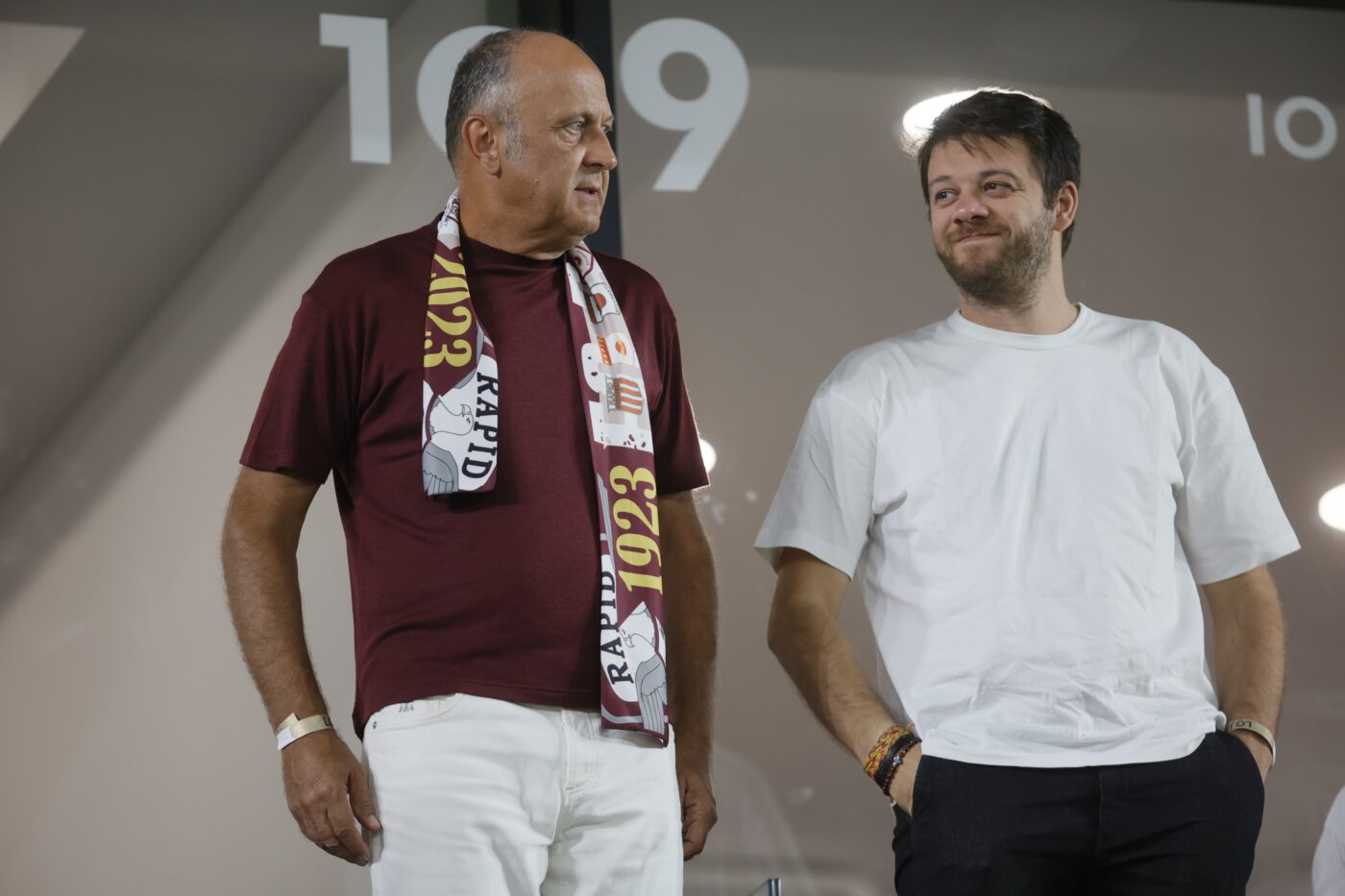 Cu Neil Lennon pe făraş, Dan Şucu a dat nas în nas la oficială cu antrenorul pe care Gigi Becali a zis că l-ar pune la FCSB, dacă ar asculta de el! Cum a reacționat patronul giuleştenilor