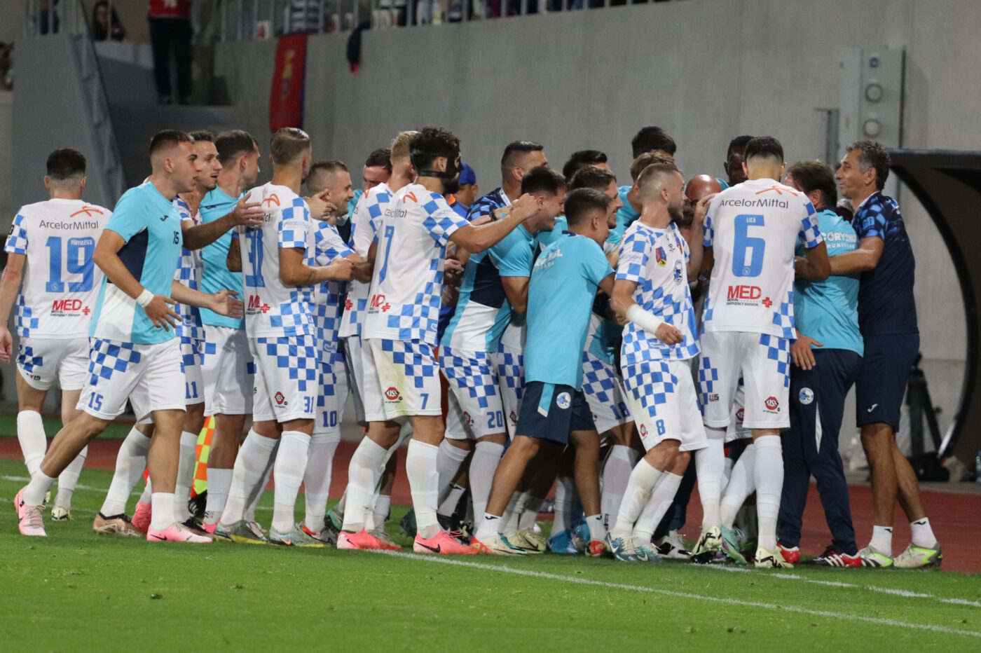 Cum va arăta Corvinul Hunedoara după eliminarea din Europa! Luni a fost seara decisivă și avem toate detaliile de ultimă oră în privința contractelor: „Cu excepția celor trei”! O vedetă este gata să revină la revelația din Superliga. EXCLUSIV