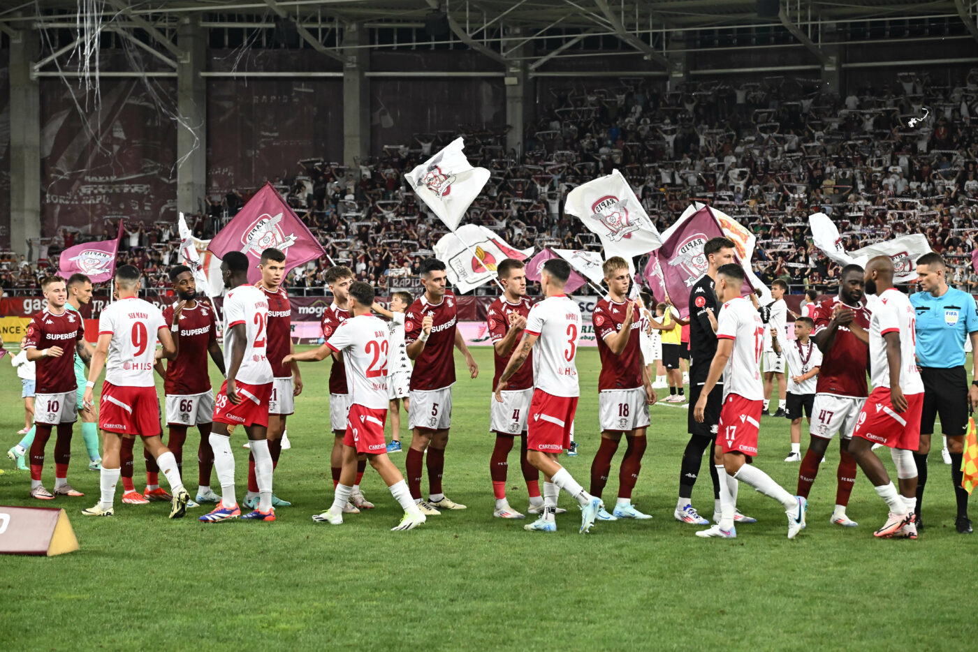 Derby doar cu numele în Giulești! Ce n-ai văzut la TV la meciul Rapid – Dinamo. Gestul „câinilor” față de legenda gazdelor și cum au reacționat fanii atunci când au văzut mesajele „dedicate” lui Marius Șumudică. SPECIAL
