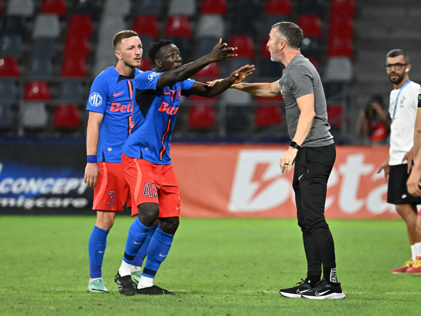 Dialogul șocant dintre Meme Stoica și Baba Alhassan a fost explicat de oficialul FCSB. „Asta mă enervează cel mai tare”