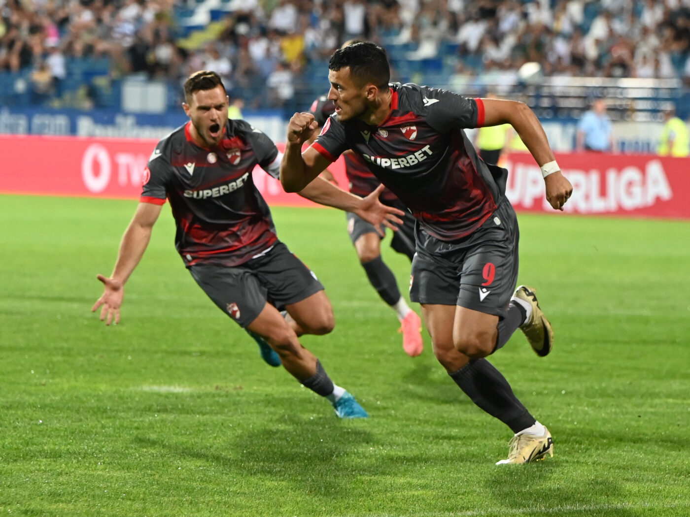 Dinamo, transferuri din Africa. Trei jucători nigerieni au ajuns la București și urmează să fie prezentați. „Câinii” urmează modelul rivalilor de la CFR Cluj și îl caută pe noul Lacina Traore. EXCLUSIV