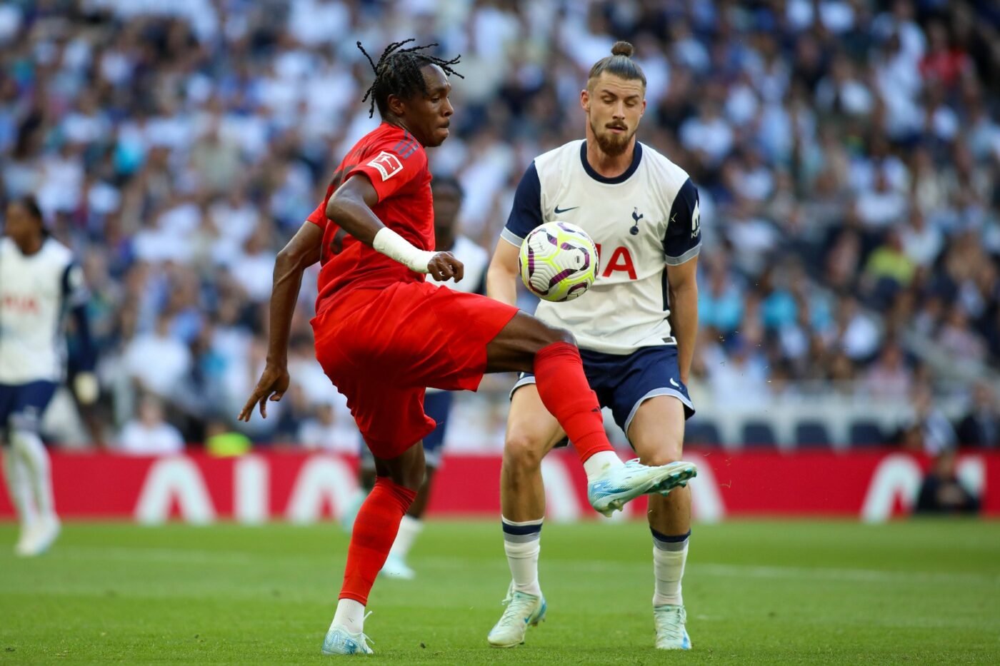 Englezii au tras concluzia în cazul lui Radu Drăgușin, după ce Ange Postecoglou l-a scos la pauză în amicalul cu Bayern Munchen. Ce notă i-au dat românului după ce Tottenham a luat 3 goluri cu el pe teren
