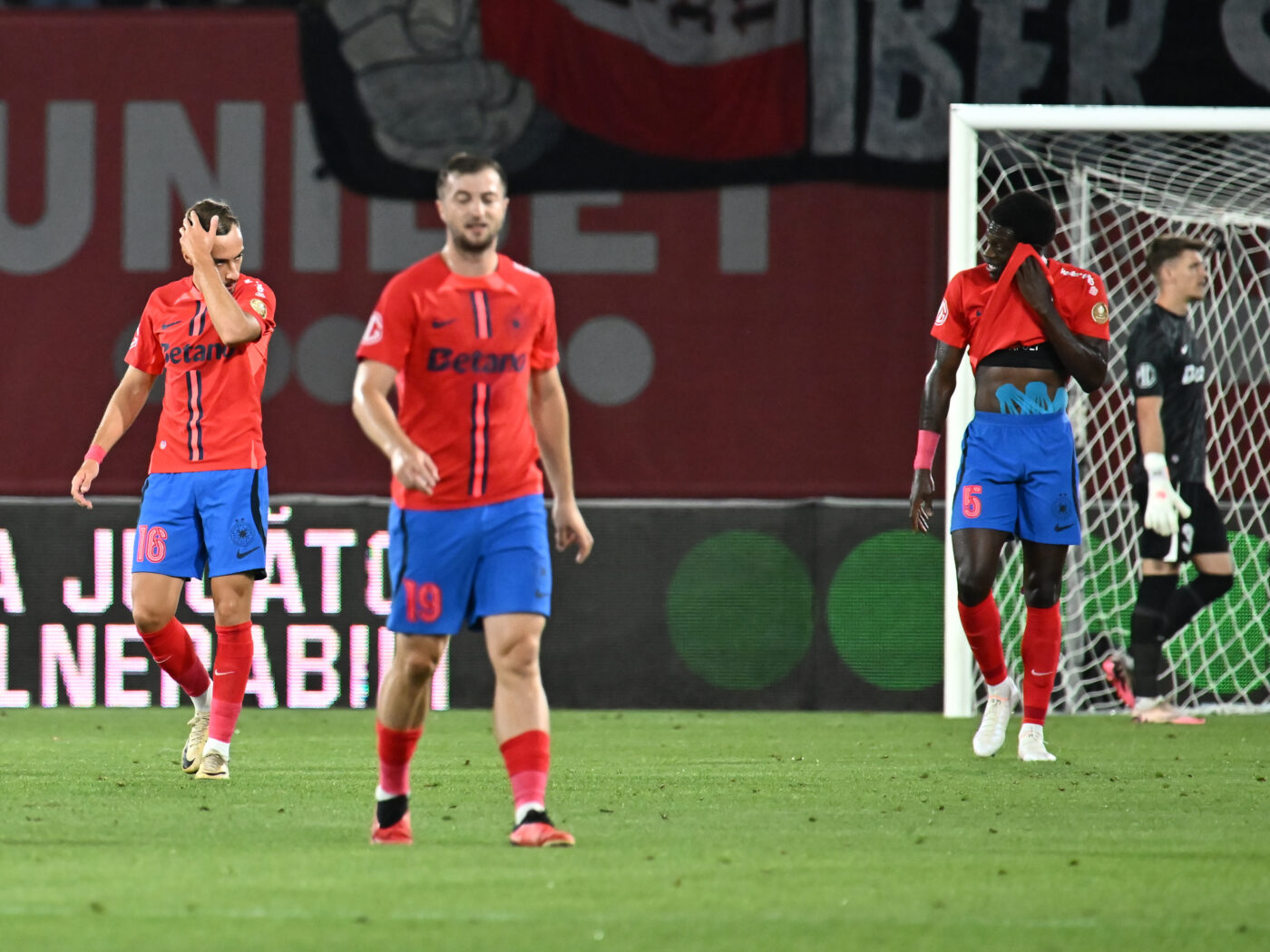 Eroarea fatală făcută de Gigi Becali care a dus-o pe FCSB pe loc direct retrogradabil în Superliga! Cum s-a ajuns, de fapt, într-o veritabilă degringoladă în curtea campioanei României: „La Real Madrid și Barcelona n-am văzut așa ceva!”. EXCLUSIV