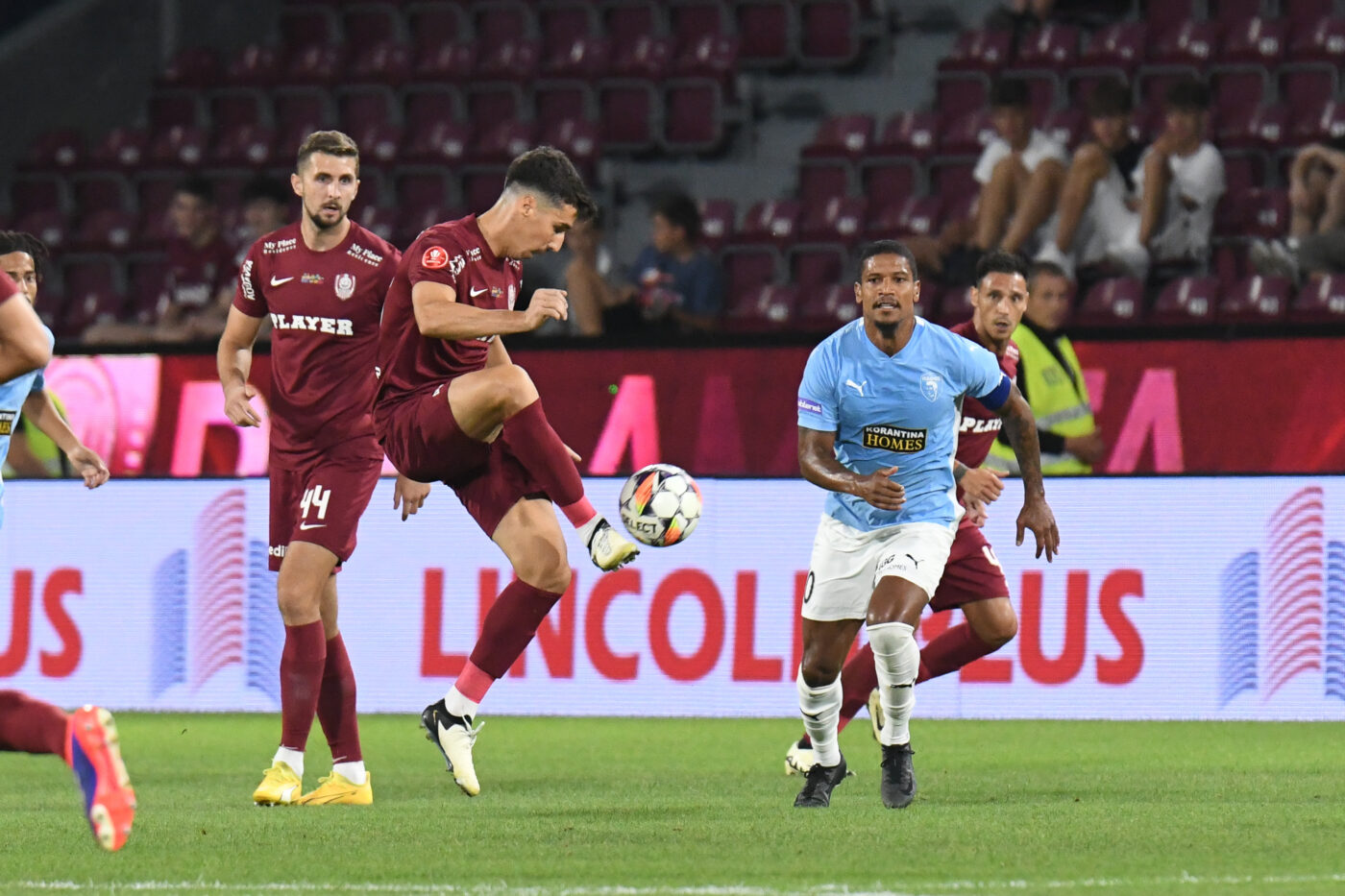 CFR Cluj – Pafos 1-0, în play-off-ul Conference League. Echipa lui Nelu Varga câștigă în 10 oameni și e la un pas de grupa principală a UECL