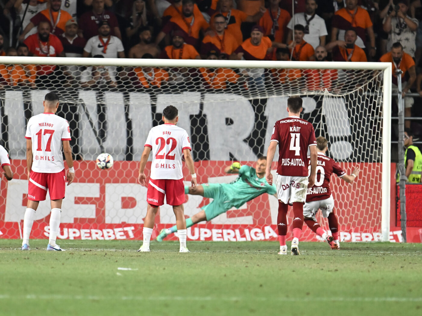 Fază controversată: arbitrul Iulian Călin dă penalty, cu VAR, în Rapid Bucureşti – Dinamo Bucureşti