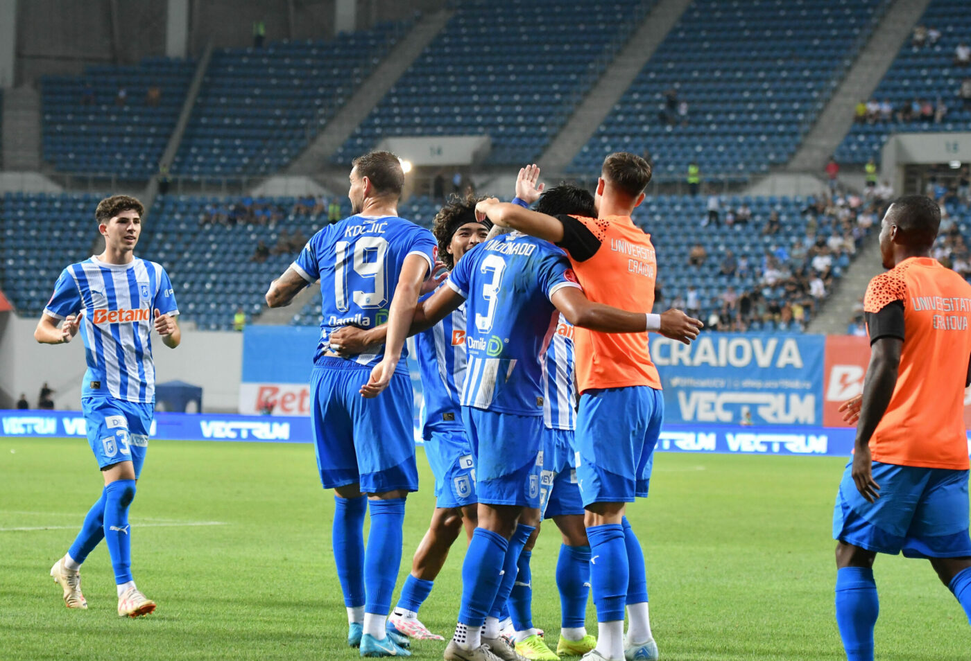 Fotbaliștii lui Gâlcă sunt fericiți după Universitatea Craiova – Gloria Buzău 5-1. Jucătorul care susține că regula U21 este cât se poate de bună în Superliga: „Mă ajută foarte mult”