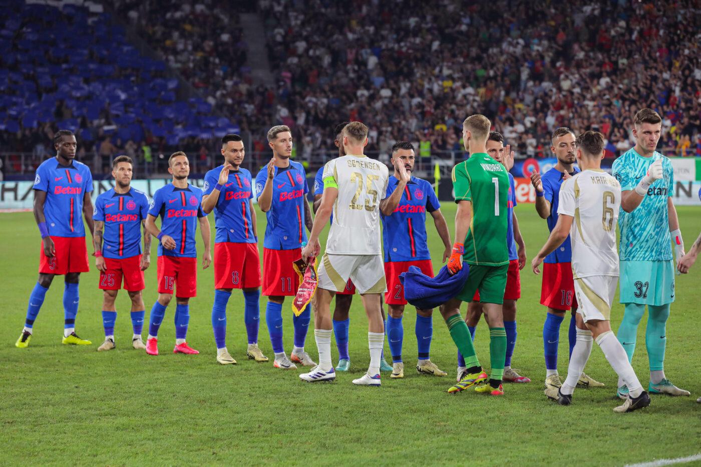 „Acolo a fost cheia”. Gigi Becali a elucidat misterul celor trei fotbaliști din atacul campioanei care n-au jucat bine în FCSB – Sparta Praga 2-3