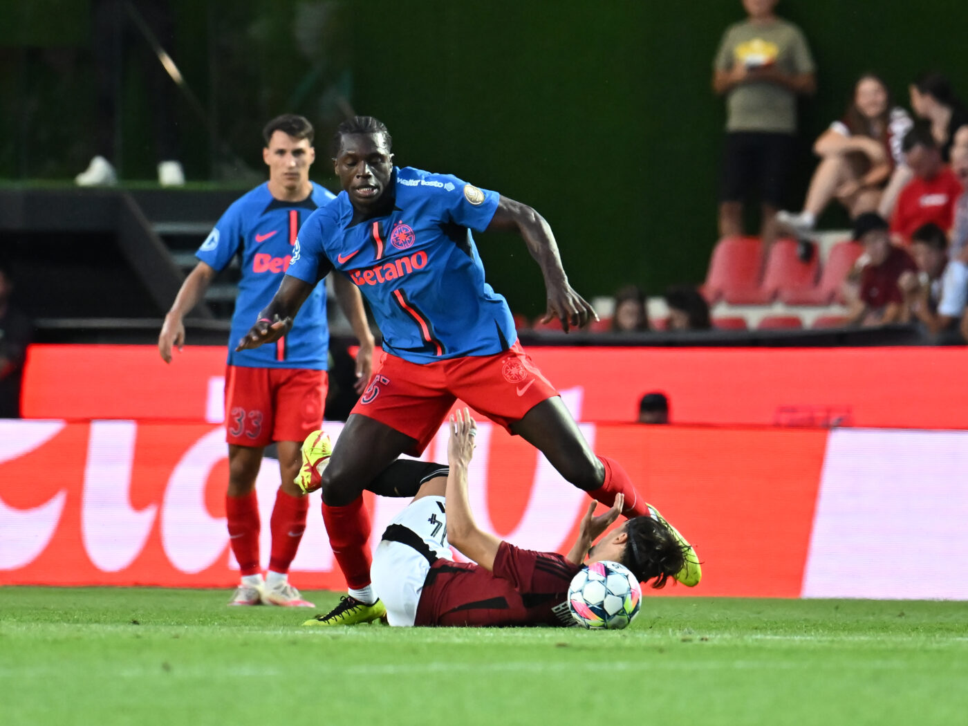 Gol! Gol! Gol! Joyskim Dawa a marcat pentru pentru FCSB în meciul cu Sparta Praga, după centrarea lui Darius Olaru!