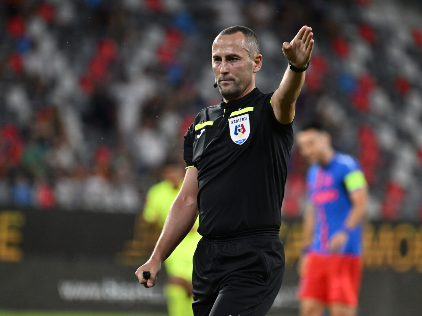 Halucinant! Ce i-a făcut un suporter al campioanei arbitrului Ionuț Coza, în drumul acestuia spre vestiare, după FCSB – Poli Iași 0-1. Imaginile sunt revoltătoare