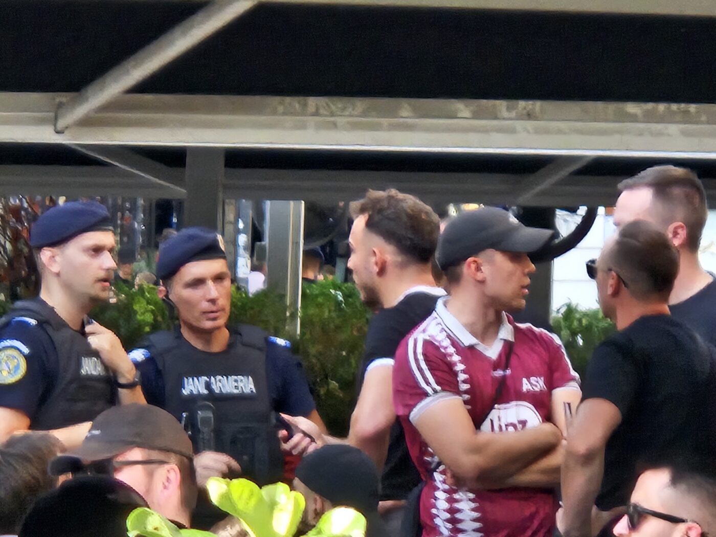Imaginile momentului cu suporterii lui LASK Linz înaintea marelui meci cu FCSB! Aceștia „au luat foc” și s-au dus direct la Jandarmerie. Motivul pentru care și-au ieșit din minți. Câți fani austrieci vor fi în Ghencea. EXCLUSIV