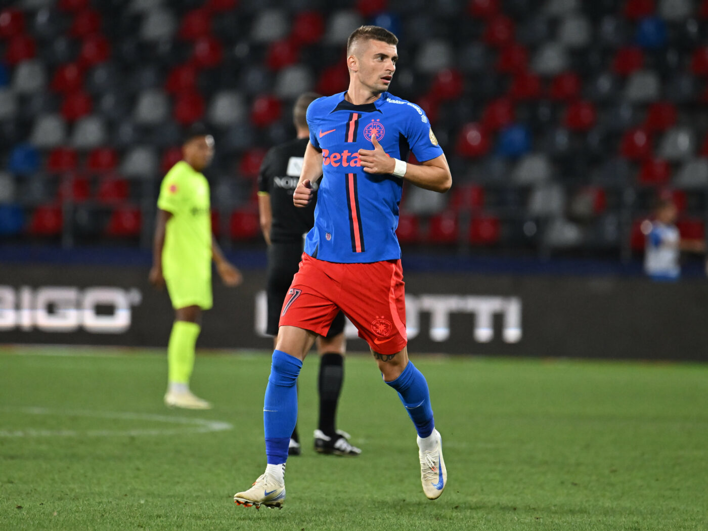 Incredibil! La câteva zile după ce a semnat cu FCSB, Florin Tănase a primit două oferte uriașe din Kuwait și Arabia Saudită. Atacantul roș-albaștrilor a anunțat, imediat după înfrângerea cu Poli Iași, decizia luată legată de plecarea sa