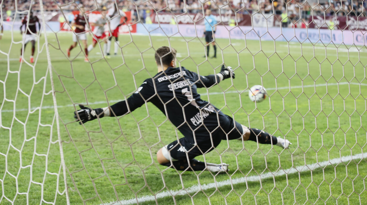 Iulian Călin a avut nevoie de VAR şi la penalty-ul acordat pentru „câini” în Rapid Bucureşti – Dinamo Bucureşti. De ce n-a văzut faultul clar din prima