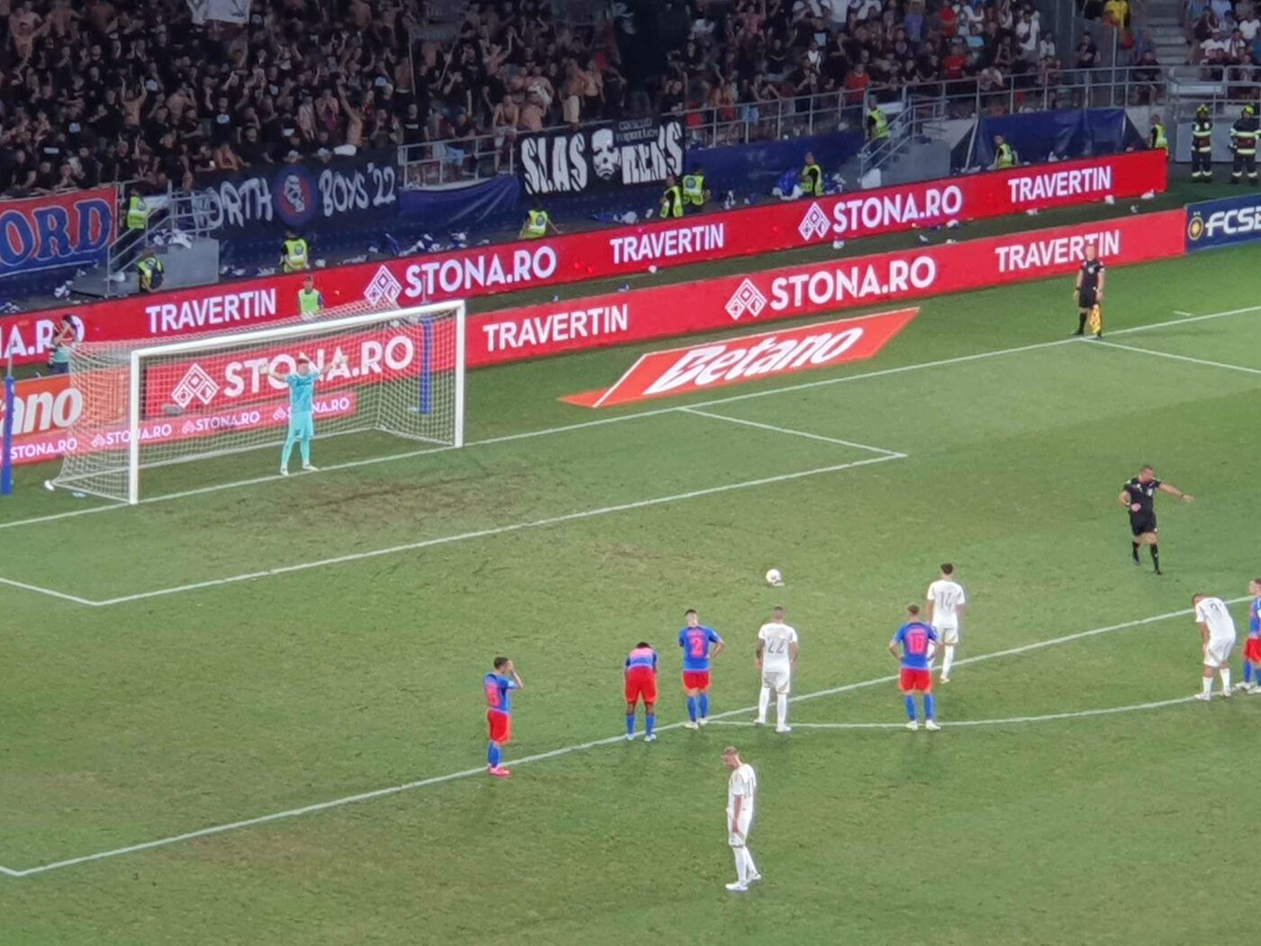 Joyskim Dawa a cerut să plece şi a comis o gafă imensă la penalty-ul acordat cehilor în FCSB – Sparta Praga