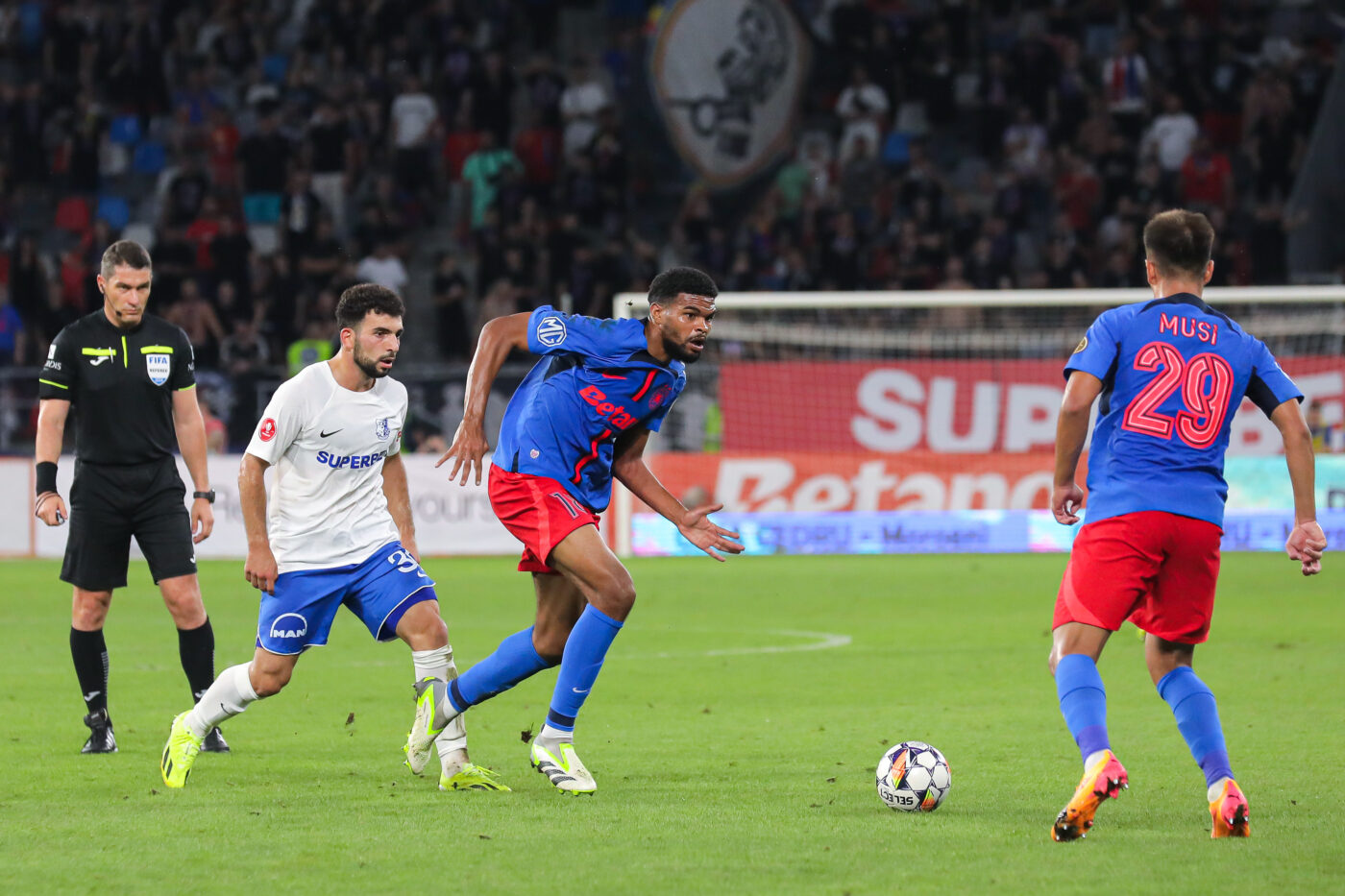 Malcom Edjouma dă vina pe stadionul Steaua pentru ratarea calificării, după FCSB – Sparta Praga 2-3