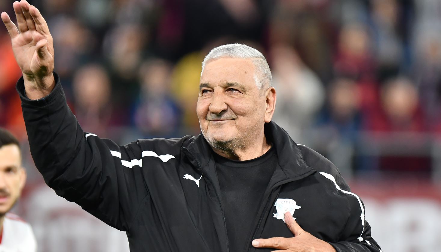 Rică Răducanu s-a prăbușit cu afacerea lui. Aproape că a dat faliment, dar  nu se lasă doborât de sărăcie: „E lumea amărâtă. Știți cine face mâncarea?”