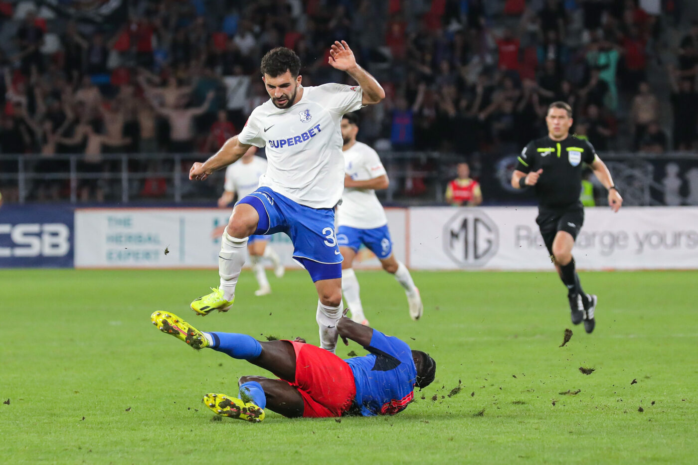 S-a făcut praf gazonul la stadionul Steaua. „Clauza Talpan” a fost scoasă din contractul de închiriere cu FCSB şi Gigi Becali