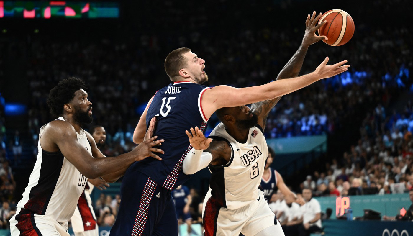 Serbia a condus SUA cu 17 puncte în semifinala de la Jocurile Olimpice. Ce s-a întâmplat după ce Nikola Jokic l-a „căpăcit” pe LeBron James și toată sala a strigat „MVP, MVP”