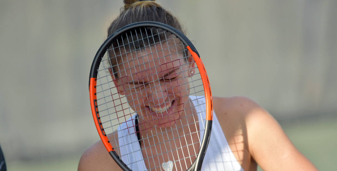 Simona Halep e tot mai aproape să îşi asume relația pe care ar avea-o în secret. Sportiva, despre care s-a spus că s-ar iubi cu un milionar mai mare ca ea cu 25 de ani, s-a fotografiat în Oraşul Îndrăgostiților