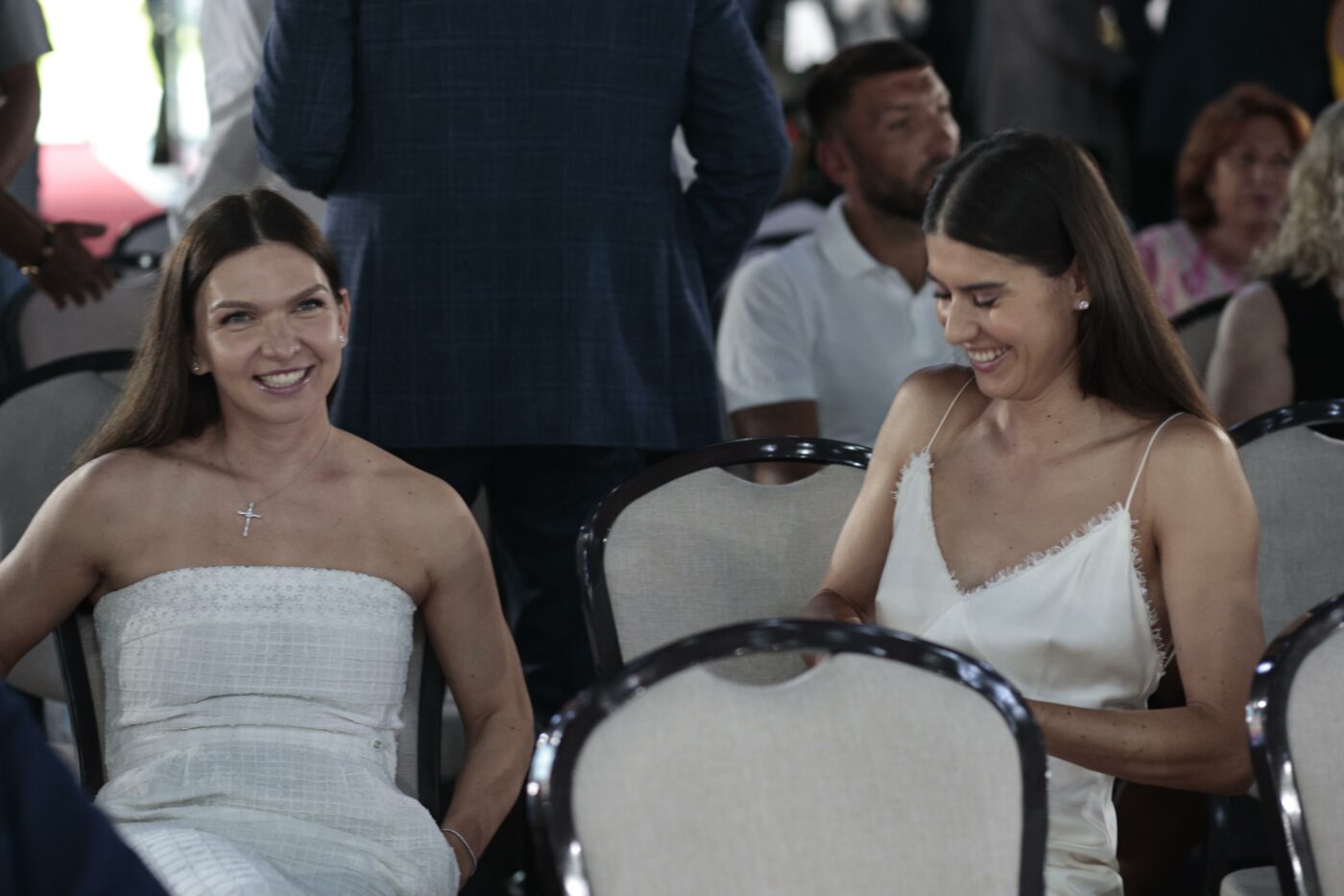 Simona Halep şi Sorana Cîrstea, reginele tenisului românesc, au făcut senzație sub ochii lui Ion Țiriac. Imagini superbe: favorita magnatului şi iubita fiului său au atras toate privirile, în alb, la evenimentul de premiere a medaliaților olimpici