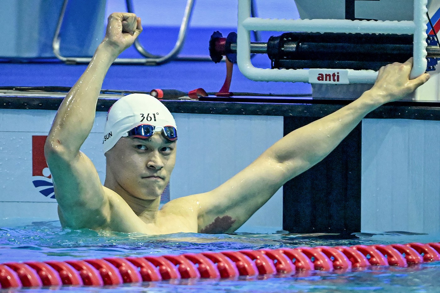 Sun Yang, campion olimpic la Rio, a pus gaz pe foc în scandalul de dopaj în masă care îi vizează pe chinezi. Înotătorul de 32 de ani a revenit după 4 ani în care a fost suspendat tocmai pentru dopaj și a câștigat titlul de campion național la 400 de metri liber