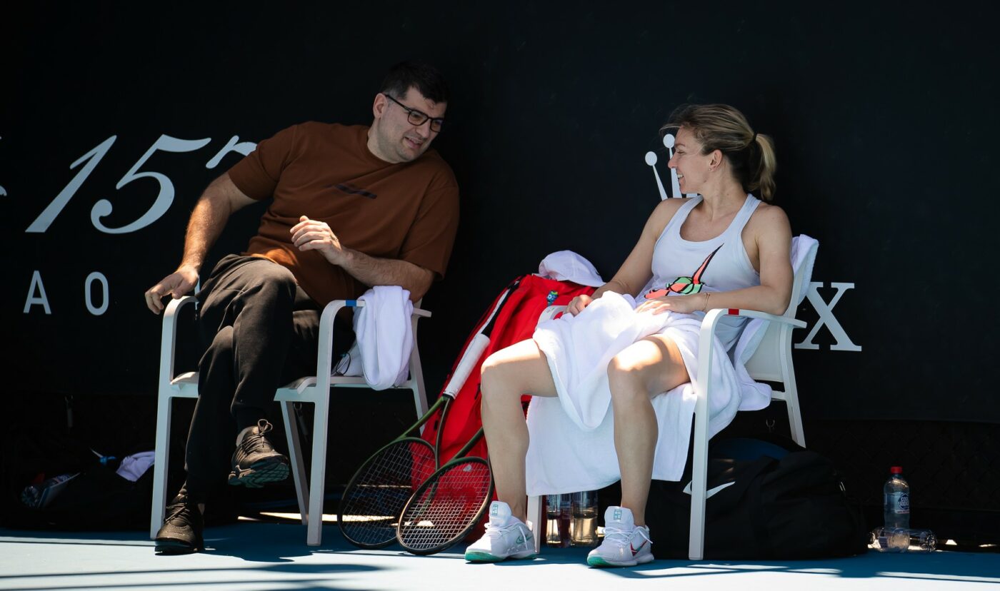 Toni Iuruc, fostul soț al Simonei Halep, la plajă cu o blondă tatuată!