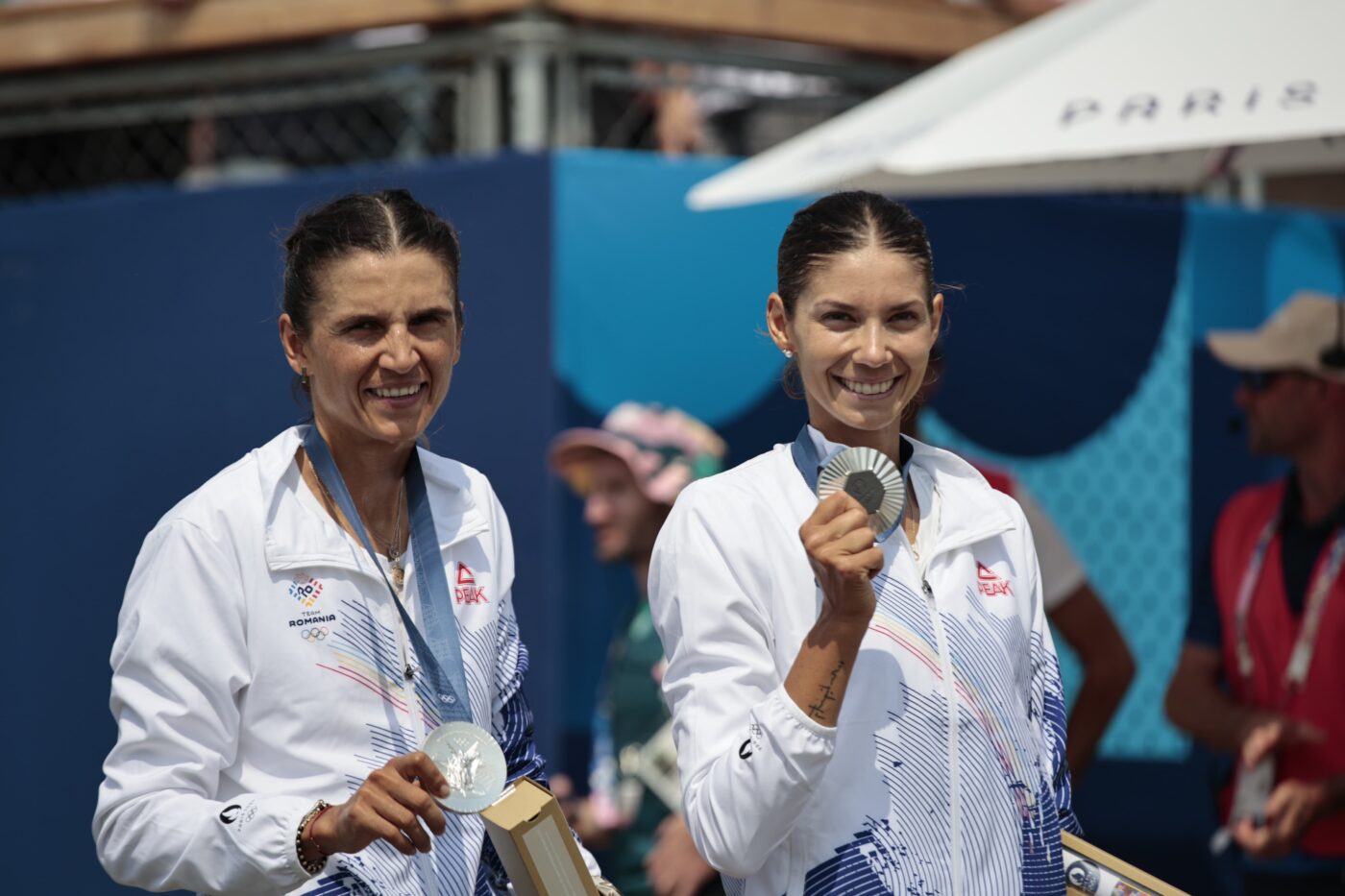 Gianina van Groningen și Ionela Cozmiuc, fericite după argintul câștigat la Paris! „Suntem puțin șifonate, ne ia răul pe rând, dar suntem mulțumite”