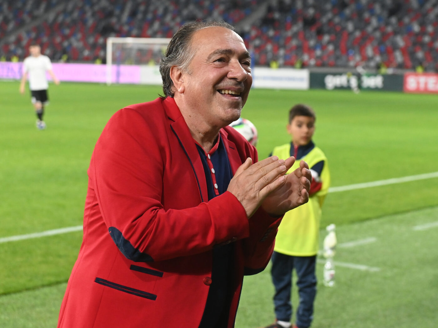 „Cruyff s-a făcut că dă centrare și ăsta s-a dus direct în groapa cu nisip, record mondial! I-am scos iarba cu penseta”. Două povești fabuloase din vestiarul magic al Stelei, spuse de Marcel Răducanu într-un stil unic