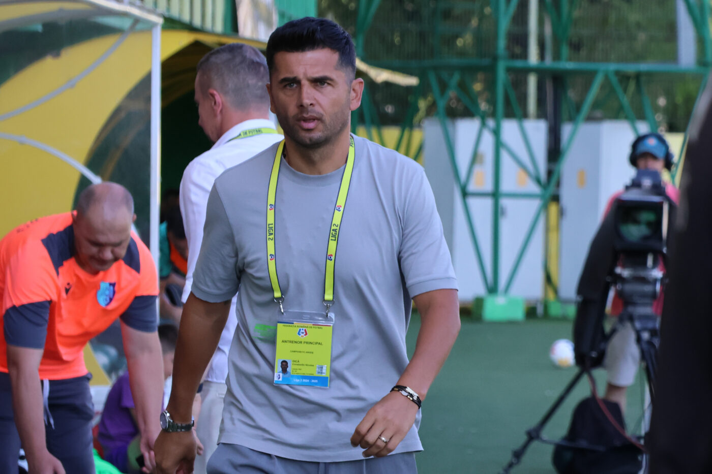 „Fata mea a plâns repriza a doua toată”. Sloganul „Du-te, Dică, du-te” ar putea avea alt context, după ce antrenorul lui FC Argeș a fost contestat puternic de fanii piteșteni și fiica lui a suferit în tribune