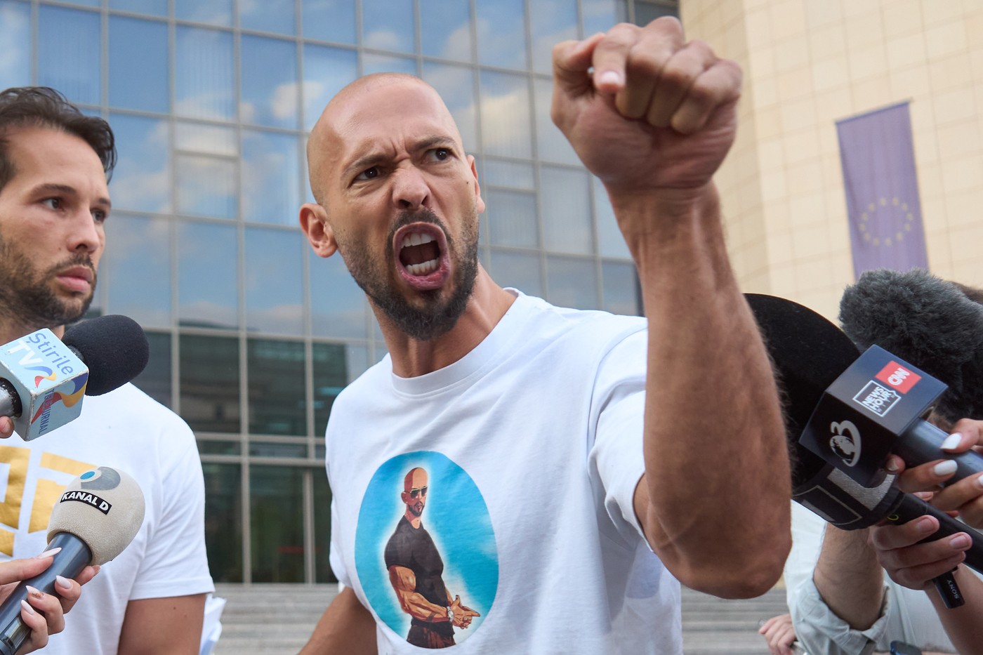 „Ne-au vrut morți! Au pus un pușcăriaș să le facă treaba”. Fostul luptător Andrew Tate, atacat în închisoarea din România: ce a dezvăluit controversatul milionar