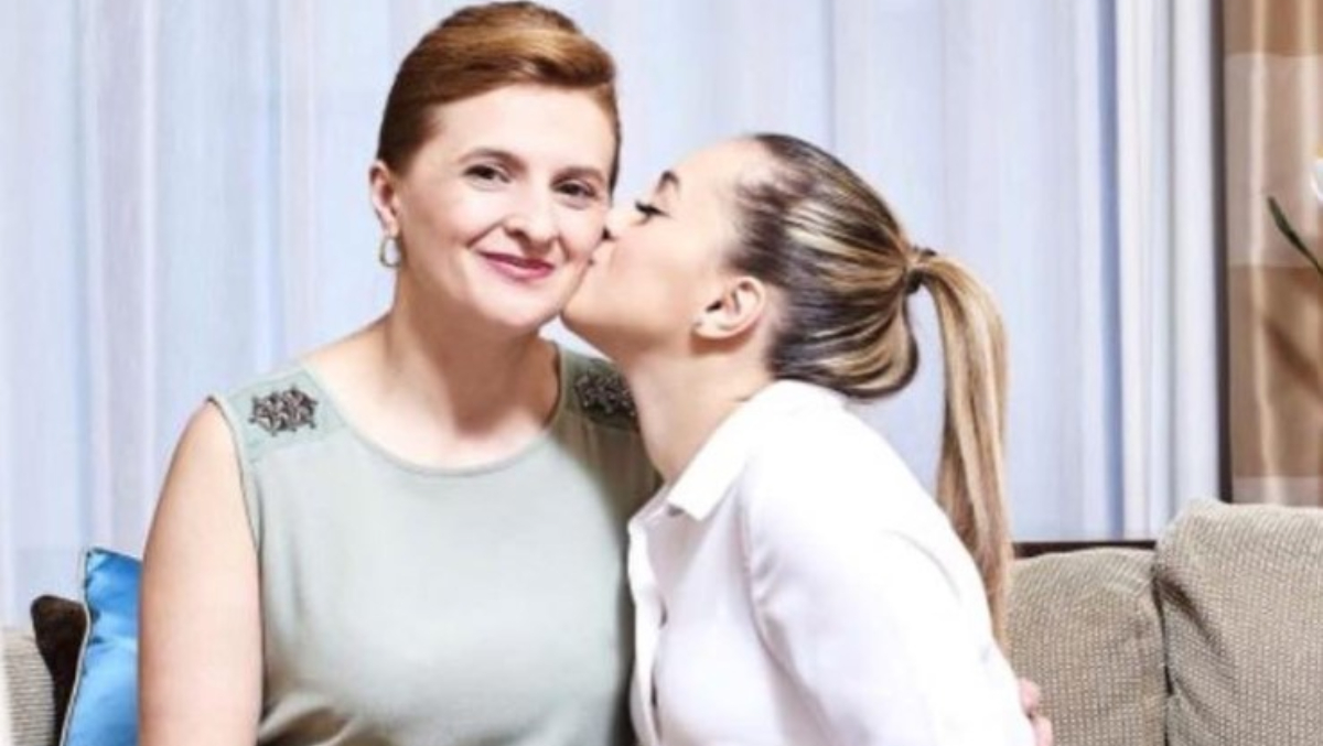 „Niciodată nu o să pot să trec peste moartea mamei. Mi-aș fi dorit mai mult timp cu ea”. Larisa Iordache a vorbit despre drama care i-a marcat viața