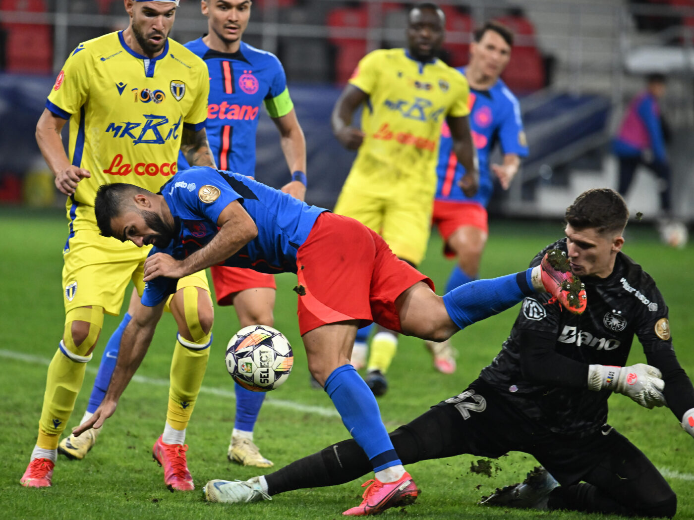 A ieșit rezultatul RMN după FCSB – Petrolul Ploiești și veștile sunt groaznice! Are ruptură a ligamentelor încrucișate și va lipsi minimum 8 luni