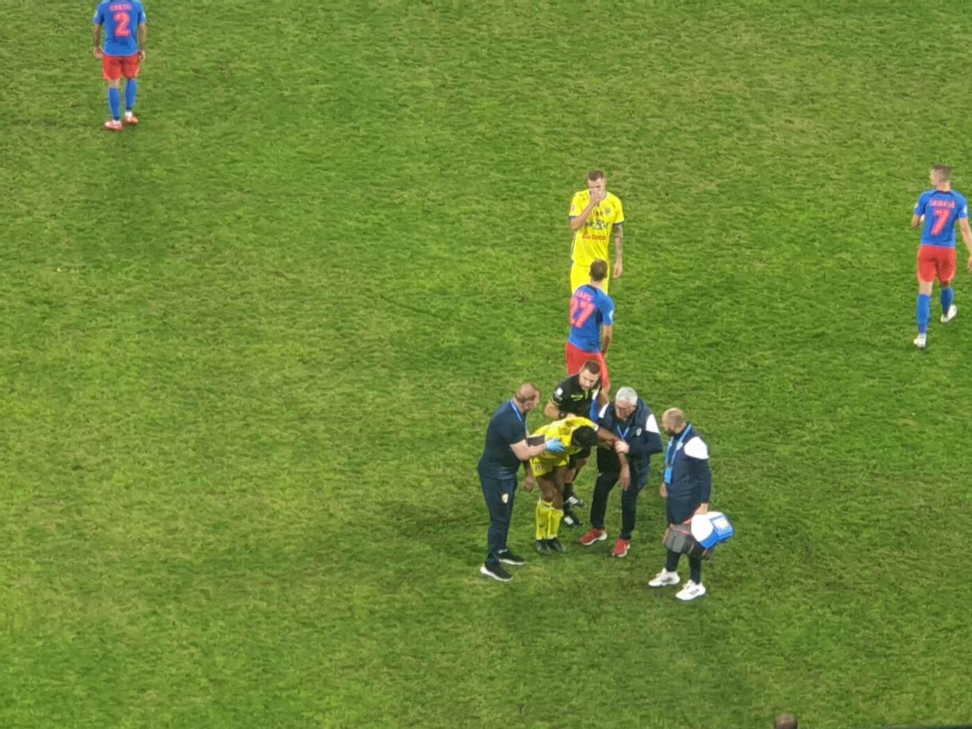 Accidentare șocantă în FCSB – Petrolul Ploiești! A ieșit în lacrimi, purtat pe brațe: imagini sfâșietoare cu fotbalistul, după contactul cu Olaru