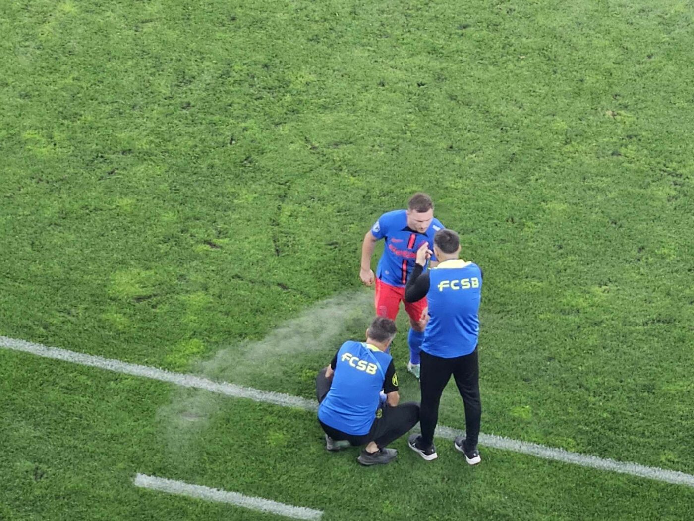 Alarmă la FCSB! „Jucătorul-bibelou” pentru care Gigi Becali a intervenit personal pentru a-i face loc pe lista pentru cupele europene a cerut de urgență intervenția medicilor, imediat după ce Ngezana a deschis scorul cu UTA