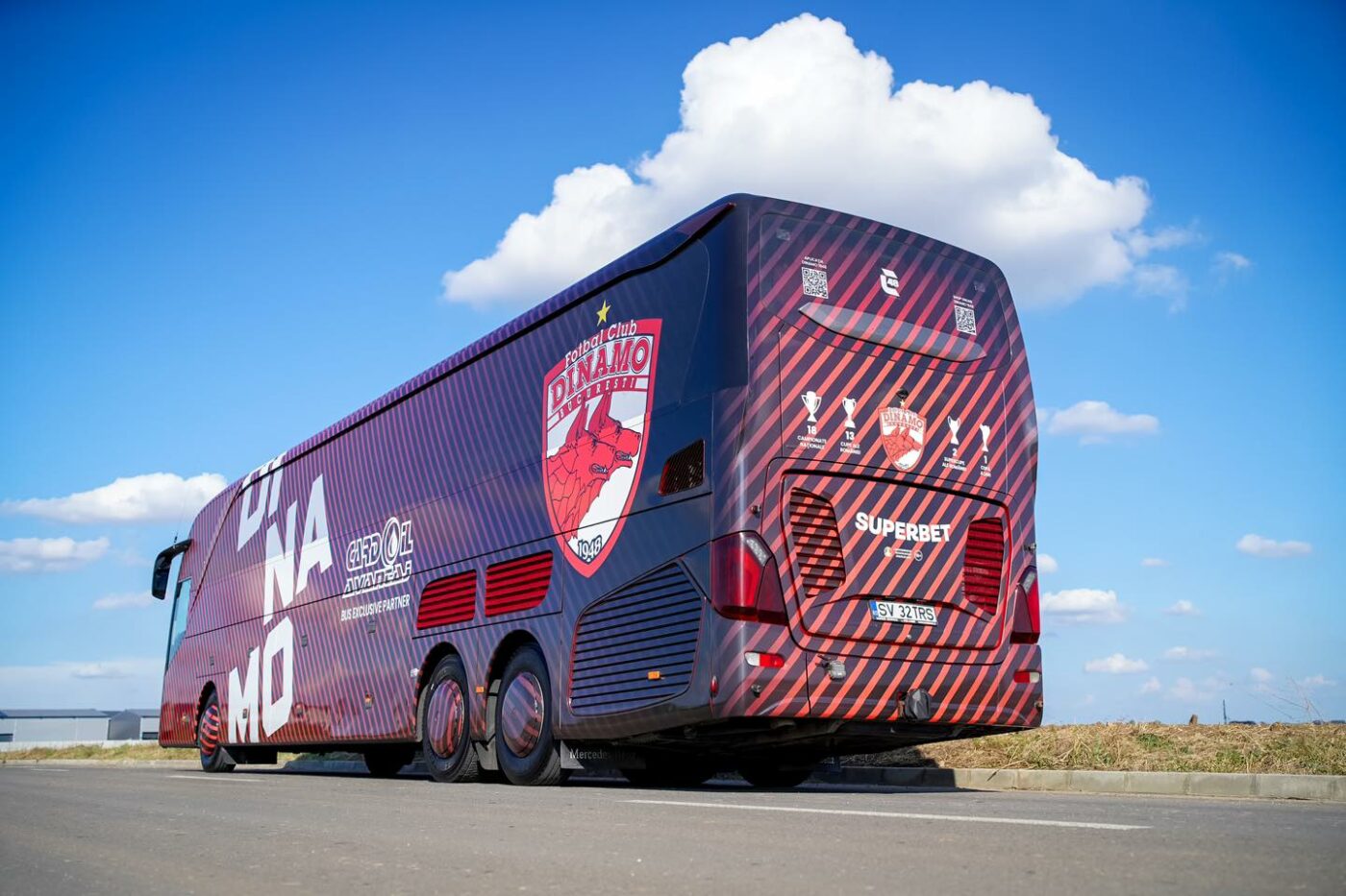 Asta chiar le întrece pe toate! Noul autocar al lui Dinamo ar fi aparținut rivalei FCSB