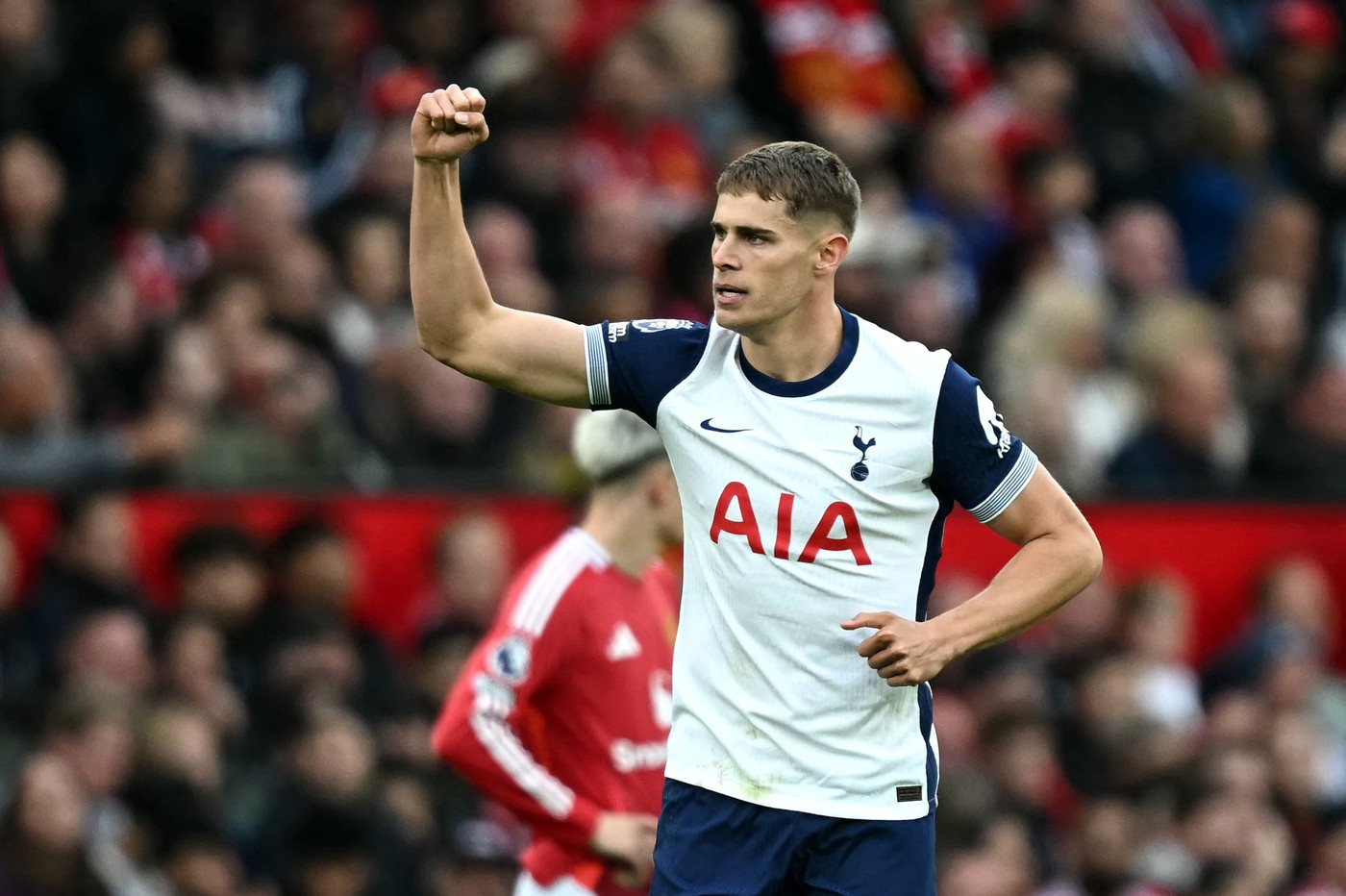 Ăsta da ghinion curat pentru Radu Drăguşin. Rivalul pe post de la Tottenham, Micky van de Ven, a făcut o cursă senzațională de 60 de metri şi a dat pasă de gol în derby-ul cu Manchester United