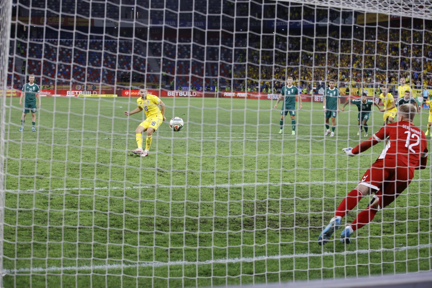 CRONICA. România- Lituania 3-1. Victorie cu tuse. Ianis Hagi a obținut penalty-ul din care tricolorii au evadat din suferință. Lucescu și schimbările de aur
