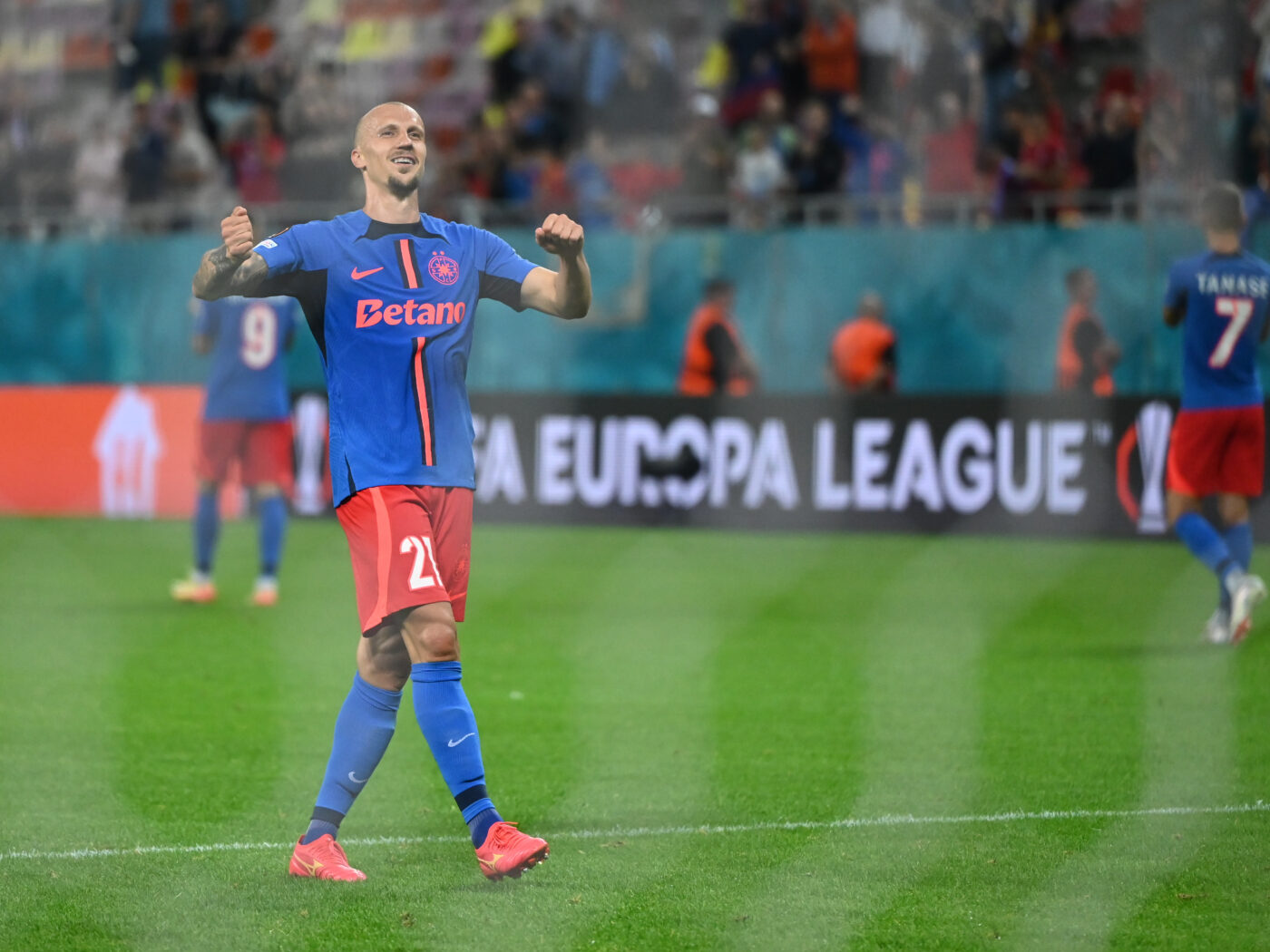 Ce a făcut Vlad Chiricheș pe teren, la jumătate de oră după ce meciul FCSB – RFS s-a terminat. A rămas surprins când l-a văzut singur pe gazon: „Nu a venit nimeni cu el”