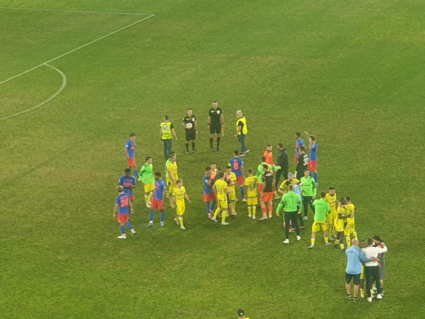 Ce s-a întâmplat pe teren, după finalul meciului FCSB – Petrolul Ploiești 1-1! Ștefan Târnovanu a fost ținut cu greu de colegi, iar Adrian Şut a fost la un pas să ia cartonașul roșu pentru gesturile împotriva brigăzii lui Vidican
