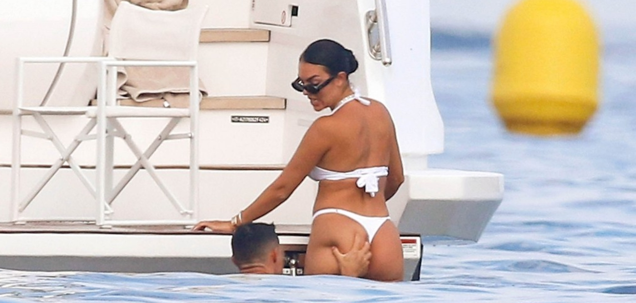 Cristiano Ronaldo și Georgina Rodriguez au fost fotografiați în apă, în timpul unor momente intime, când credeau că nu îi vede nimeni! Au coborât de pe iaht și au dezlănțuit pasiunea dintre ei: e prima oară când superstarul portughez e văzut în timp ce face așa ceva. GALERIE FOTO