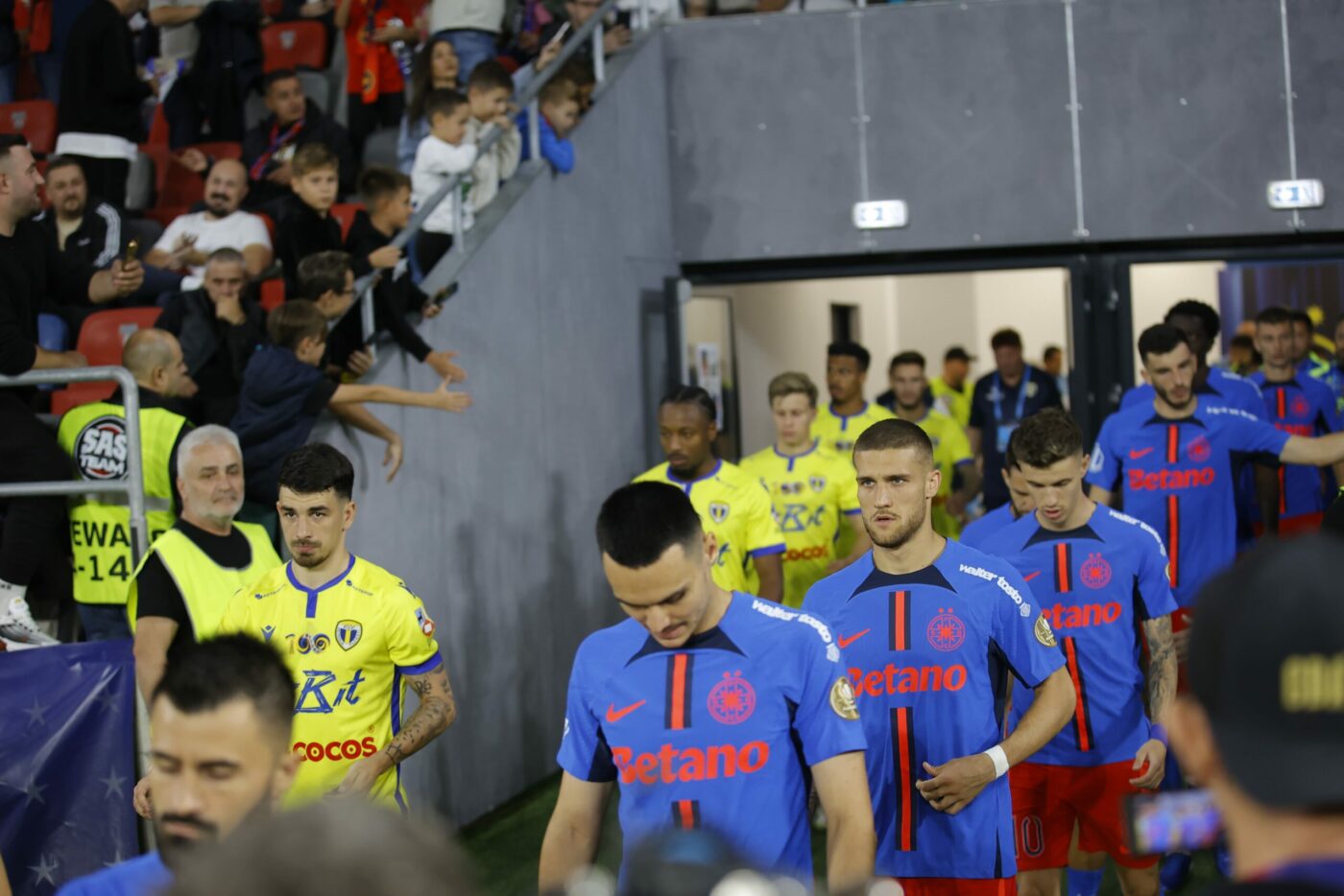 Cum a reacționat Daniel Bîrligea, după ce Gigi Becali l-a schimbat la pauza meciului FCSB – Petrolul Ploiești! Atacantul a spus lucrurilor pe nume: „Se știe”