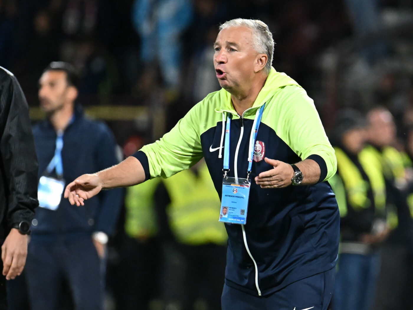 Cum au reacționat fanii lui CFR Cluj împotriva lui Dan Petrescu, după înfrângerea cu UTA Arad! S-a terminat şi legenda „Bursucului” în Gruia