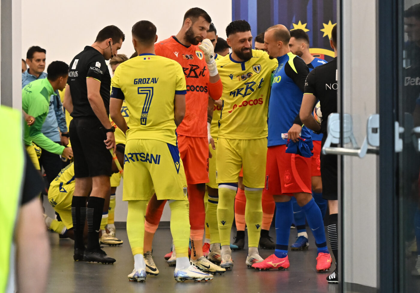 Cum l-a umilit Gigi Becali pe Vlad Chiricheş la partida FCSB – Petrolul Ploiești! I-a arătat cine e șeful la echipă