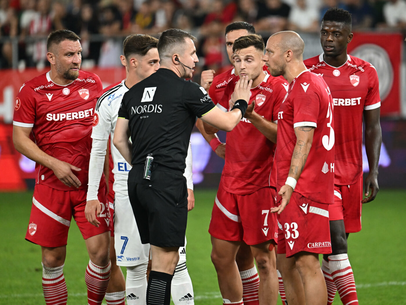Cum a fost surprins căpitanul lui Dinamo în ziua derby-ului cu FCSB: echipat, pe gazon, chiar lângă Arena Națională! FOTO EXCLUSIV
